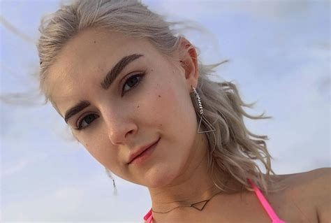 theevaelfie